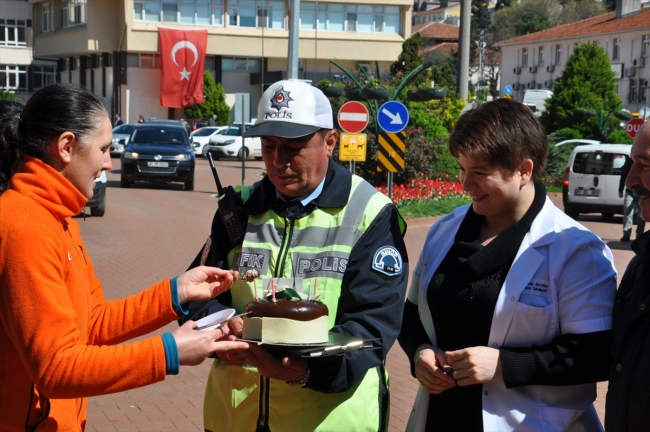 10 yıldır aynı kavşakta trafik akışını sağlıyor